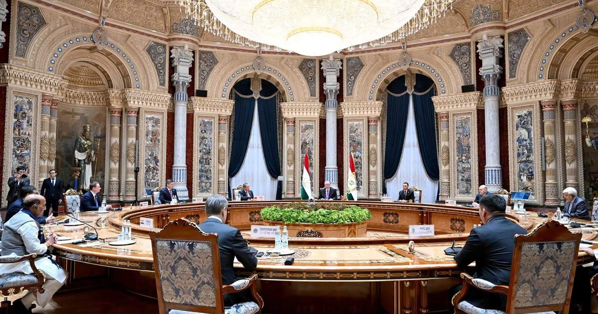 النائب الأول لرئيس مجلس الوزراء دانيار أمانغيلدييف يلتقي إمام علي رحمن في دوشنبه