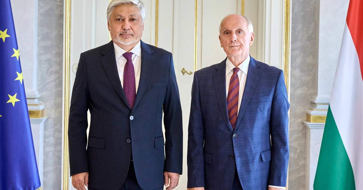 سفير قرغيزستان لدى المجر يسلّم أوراق اعتماده للرئيس المجري