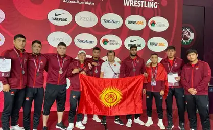 المصارعون من الجمهورية القرغيزية يشاركون في بطولة العالم للشباب (U-20) في بلغاريا